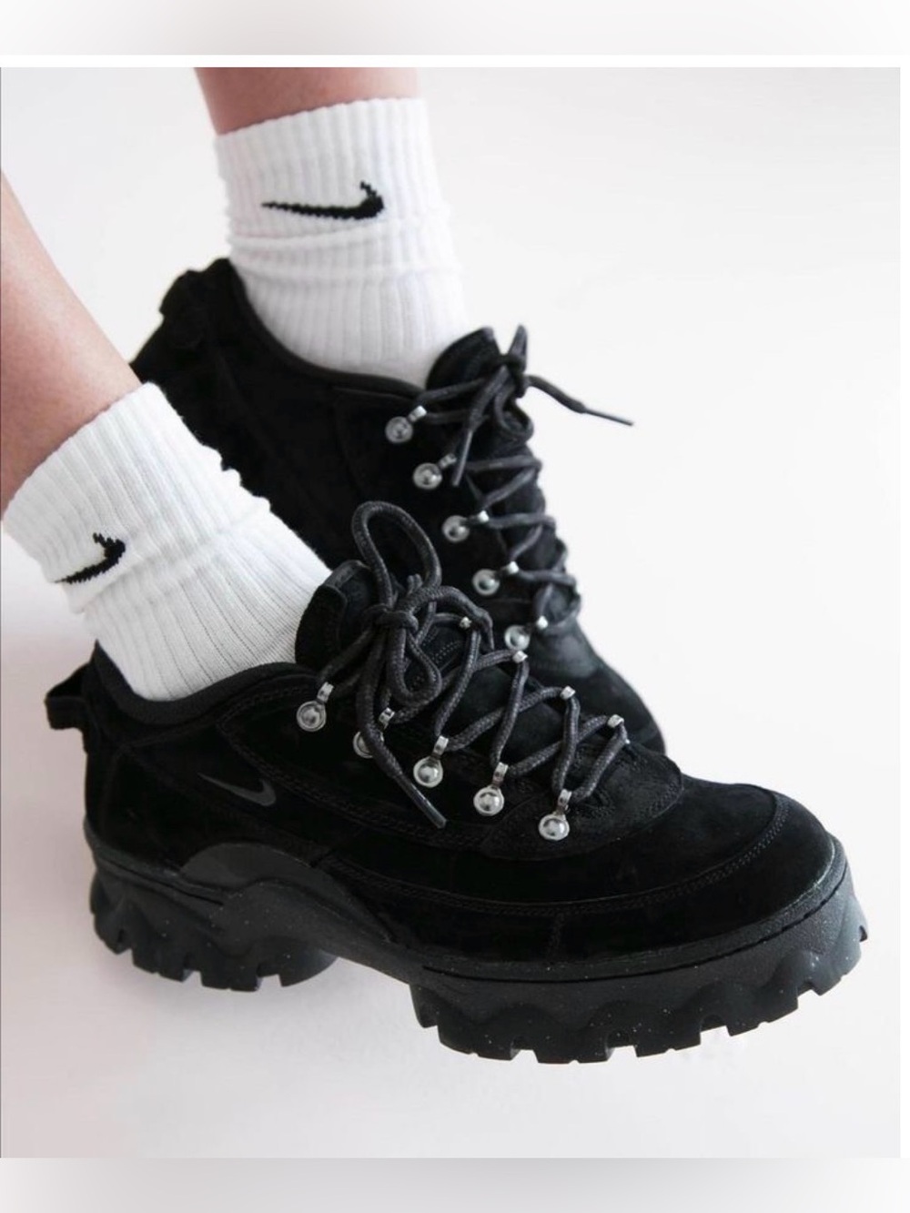 NWOB Nike Lahar Low Triple Black Sneakers. Size 8.